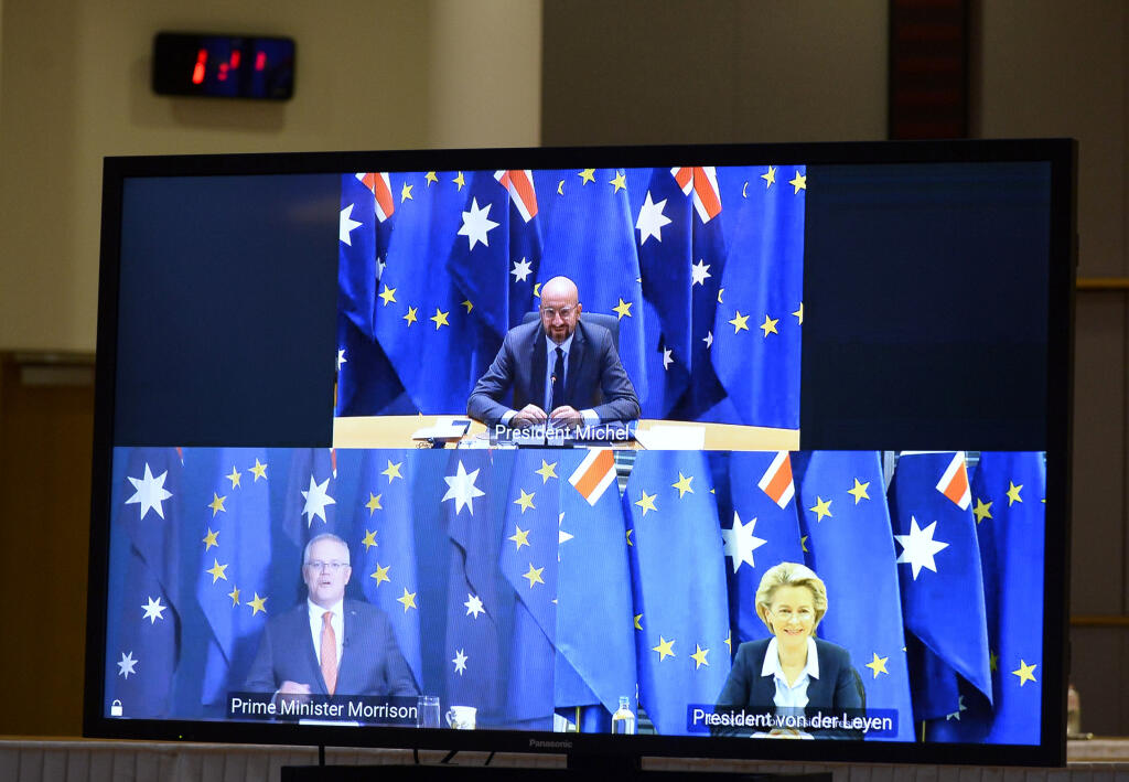 EBE 15 Brusel - Na snímke na monitore TV je hore predseda Európskej rady (ER) Charles Michel, vľavo austrálsky premiér Scott Morrison a vpravo dole predsedníčka Európskej komisie Ursula von der Leyenová počas videokonferencie v sídle ER v Bruseli 26. novembra 2020. FOTO TASR/AP
European Council President Charles Michel, waits for the start of a videoconference with Australian Prime Minister Scott Morrison during an EU-Australia leaders meeting at the European Council building in Brussels, Thursd
