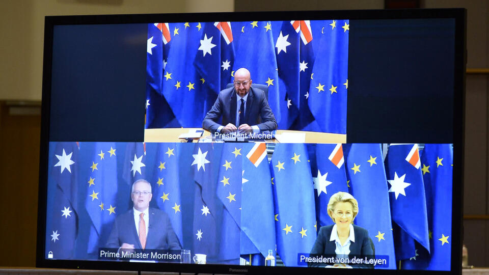 EBE 15 Brusel - Na snímke na monitore TV je hore predseda Európskej rady (ER) Charles Michel, vľavo austrálsky premiér Scott Morrison a vpravo dole predsedníčka Európskej komisie Ursula von der Leyenová počas videokonferencie v sídle ER v Bruseli 26. novembra 2020. FOTO TASR/AP
European Council President Charles Michel, waits for the start of a videoconference with Australian Prime Minister Scott Morrison during an EU-Australia leaders meeting at the European Council building in Brussels, Thursd