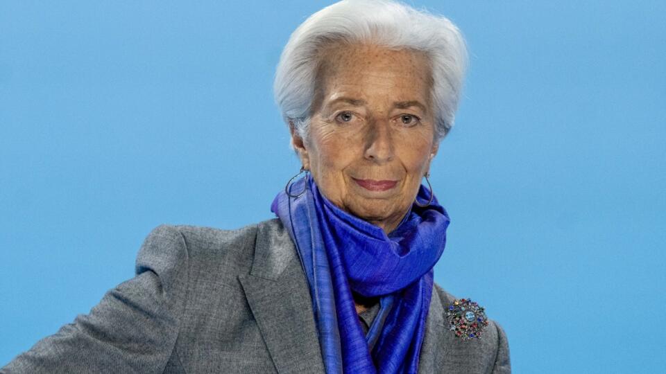 KK14 Frankfurt nad Mohanom - Na snímke prezidentka Európskej centrálnej banky Christine Lagardová čaká na začiatok tlačovej konferencie 15. decembra 2022 vo Frankfurte nad Mohanom. Európska centrálna banka (ECB) vo štvrtok podľa očakávania zvýšila kľúčové úrokové sadzby o 50 bázických bodov a naznačila plány na ich ďalšie zvyšovanie. Úroková sadzba z vkladov tak stúpne na 2 %, sadzba na hlavné refinančné operácie na 2,50 % a sadzba na jednodňové refinančné operácie sa zvýši na 2,75 %. FOTO TASR/