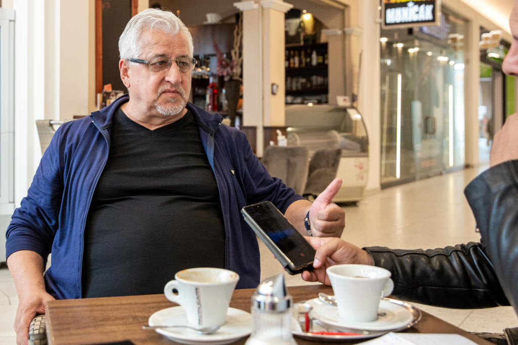 Na snímke je Vincent Lukáč slovenská hokejová legenda počas rozhovoru v Bratislave.