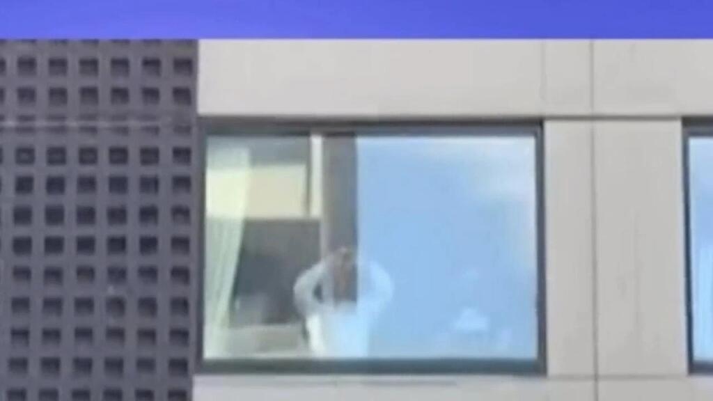 Djokovič poslal ľuďom, ktorí protestujú pred hotelom, pozdrav podobe srdiečka.