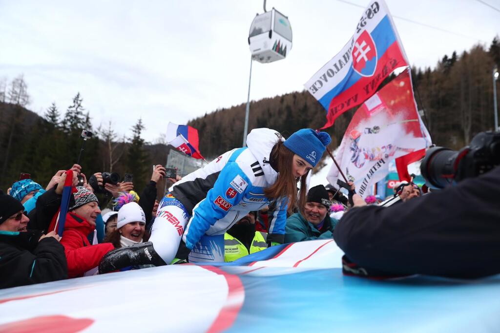 Spontánna Petra Vlhová preskočila zábrany a radovala sa so slovenskými fanúšikmi.