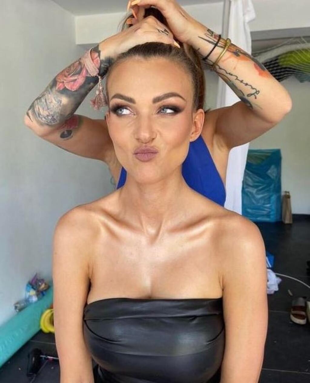 Schindlerová v sexi koženom crop tope sa pripravuje na natáčanie videoklipu.