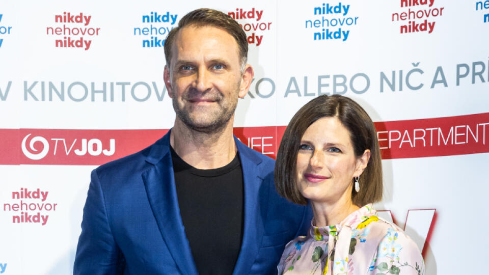 Premiéra filmu “Nikdy nehovor nikdy” v Bratislave. Na snímke Tomáš Maštalír s manželkou Kristínou.
