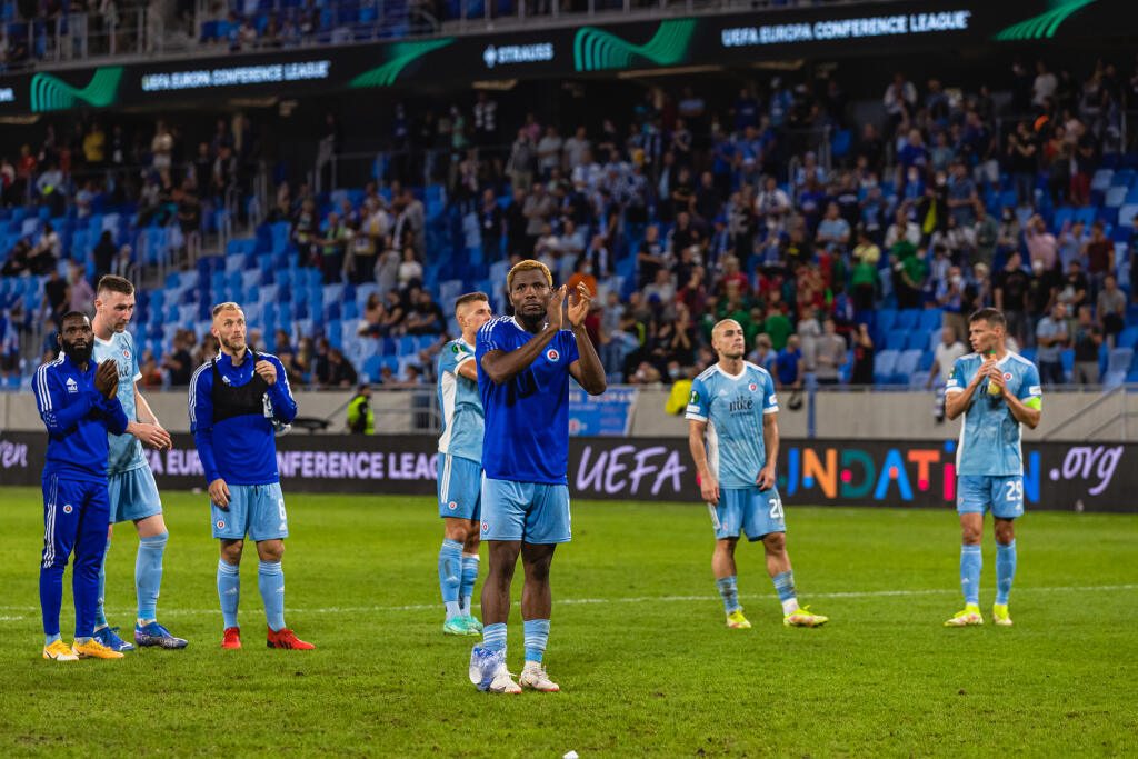 Na snímke hrráči ŠK Slovan ďakujú fanúšikom za podporu po skončeni zápasu F skupiny Európskej konferenčnej ligy medzi ŠK Slovan Bratislava a FC Kodaň.