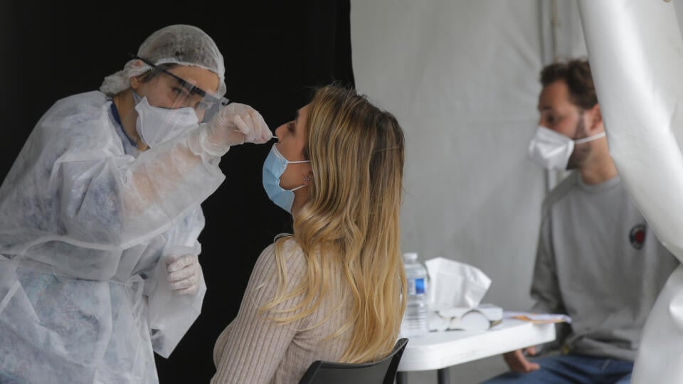 Zdravotníčka počas odberu vzorky na ochorenie Covid-19 pred radnicou v Paríži 31. augusta 2020. Obyvatelia Paríža sa môžu od pondelka dať na viacerých miestach zadarmo otestovať na koronavírus SARS-CoV-2, ktorý spôsobuje ochorenie COVID-19.