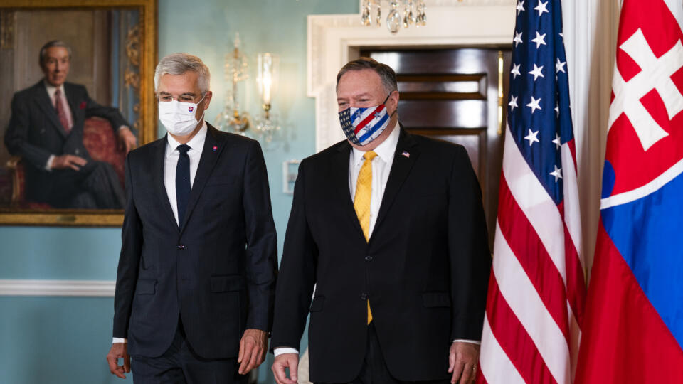 KK42 Washington - Americký minister zahraničných vecí Mike Pompeo (vpravo) a minister zahraničných vecí a európskych záležitostí SR Ivan Korčok počas stretnutia 22. októbra 2020 vo Washingtone. FOTO TASR/AP
Secretary of State Mike Pompeo, right, meets Slovakia's Foreign Minister Ivan Korcok, at the State Department, Thursday, Oct. 22, 2020, in Washington. (AP Photo/Manuel Balce Ceneta, POOL)