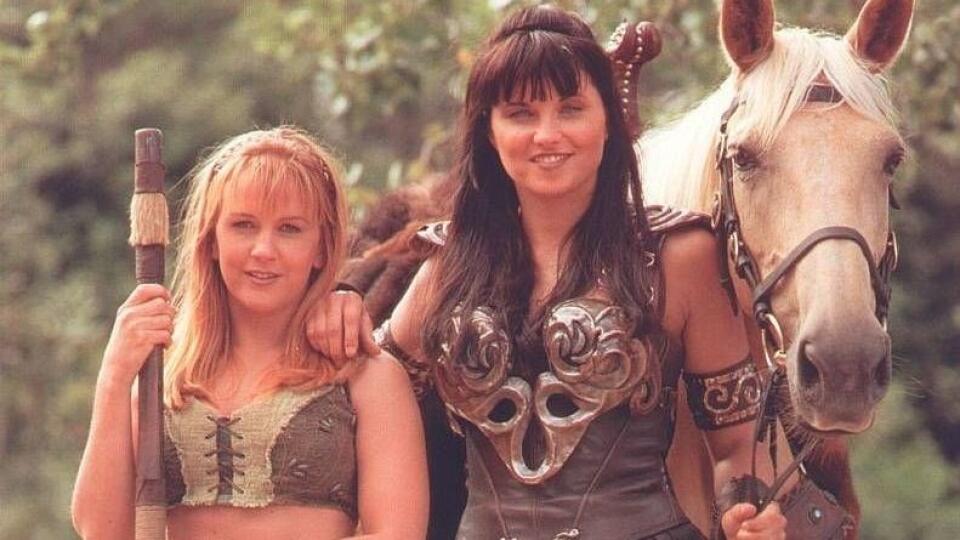 Lucy Lawless a Renée O´Connor v seriáli Xena: Princezná bojovníčka.