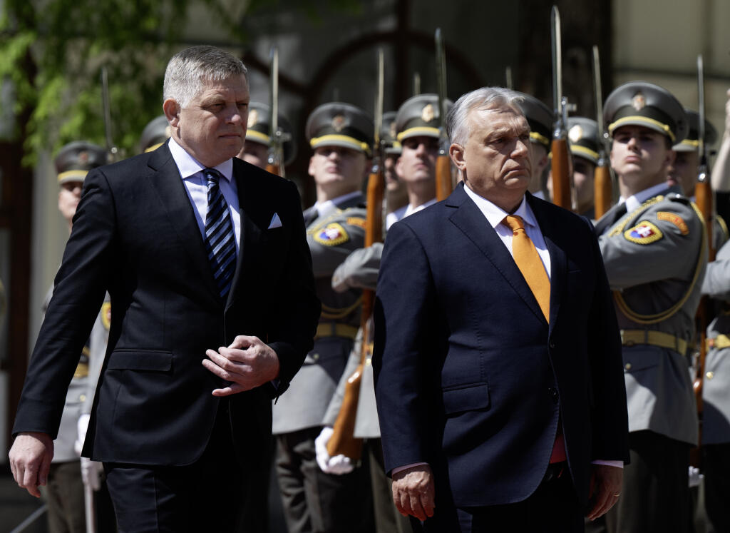 Na snímke maďarský premiér Viktor Orbán (vpravo) a slovenský premiér Robert Fico kráčajú počas uvítacej ceremónie v Bratislave v pondelok 28. apríla 2025. FOTO TASR - Martin Baumann