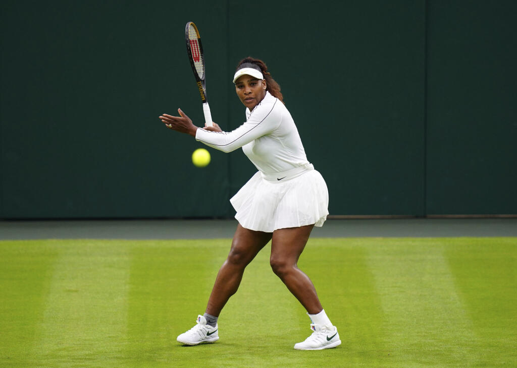 Americká tenistka Serena Williamsová neuspela v 1. kole dvojhry na grandslamovom turnaji vo Wimbledone.