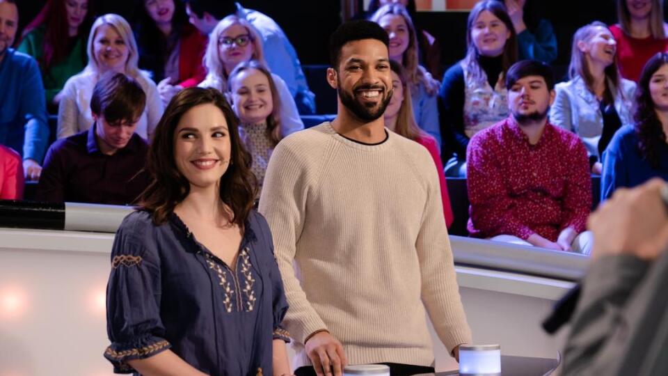 Sarah Arató s kolegom Victorom Ibarom v relácii Záhady tela.