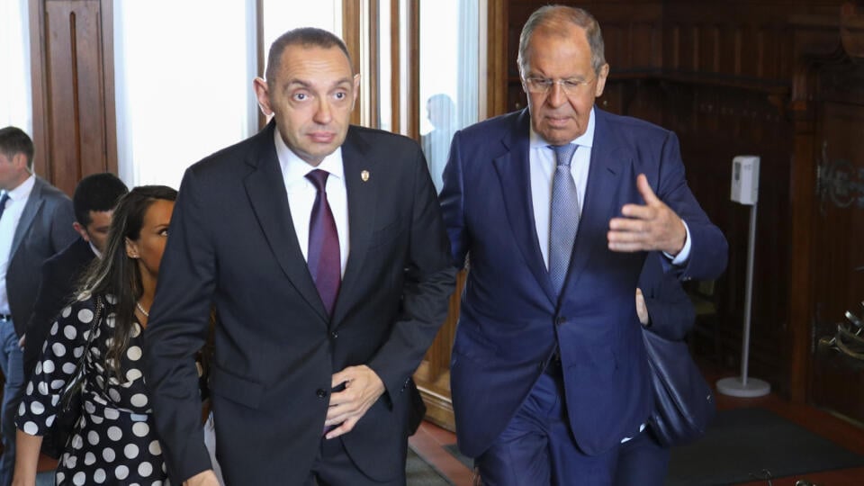 EBE 11 Moskva - Na snímke zľava srbský minister vnútra Aleksandar Vulin a ruský minister zahraničných vecí Sergej Lavrov počas stretnutia v Moskve 22. augusta 2022. FOTO TASR/AP
In this photo released by Russian Foreign Ministry Press Service, Serbia's Interior Minister Aleksandar Vulin, left, and Russia's Foreign Minister Sergei Lavrov walk during their meeting in Moscow, Russia, Monday, Aug. 22, 2022. (Russian Foreign Ministry Press Service via AP)