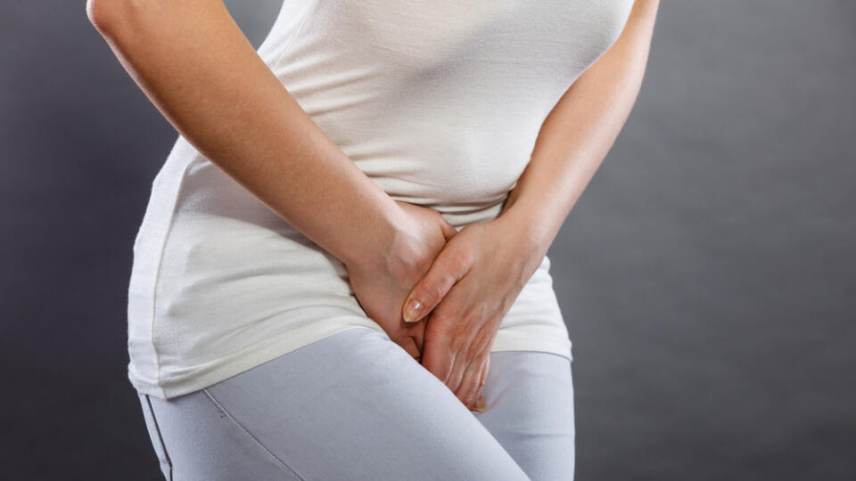 Prejavy a následky vaginálnej infekcie
Sprievodným príznakom je hustejší, žltkastý až zelený zapáchajúci výtok a ťažkosti pri močení, svrbenie, pocit pálenia či vyrážky a pri vážnejších infekciách sa pridružia i kŕče v bruchu a zvýšená telesná teplota.