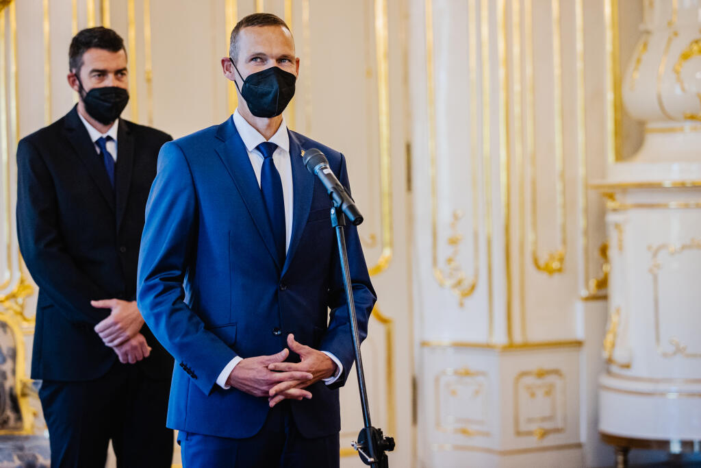 Prezidentka Zuzana Čaputová prijala olympionika Mateja Tótha pri príležitosti ukončenia jeho aktívnej športovej kariéry. Prijatia sa zúčastnil aj Tóthov tréner Matej Spišiak. Na snímke Matej Tóth a Matej Spišiak.
