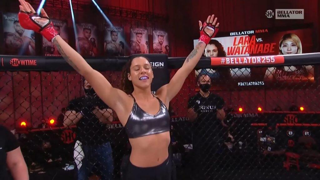 MMA bojovníčka Alejandra Lara ukázala v boji viac, ako by chcela. Hlavne v oblasti rozkroku.