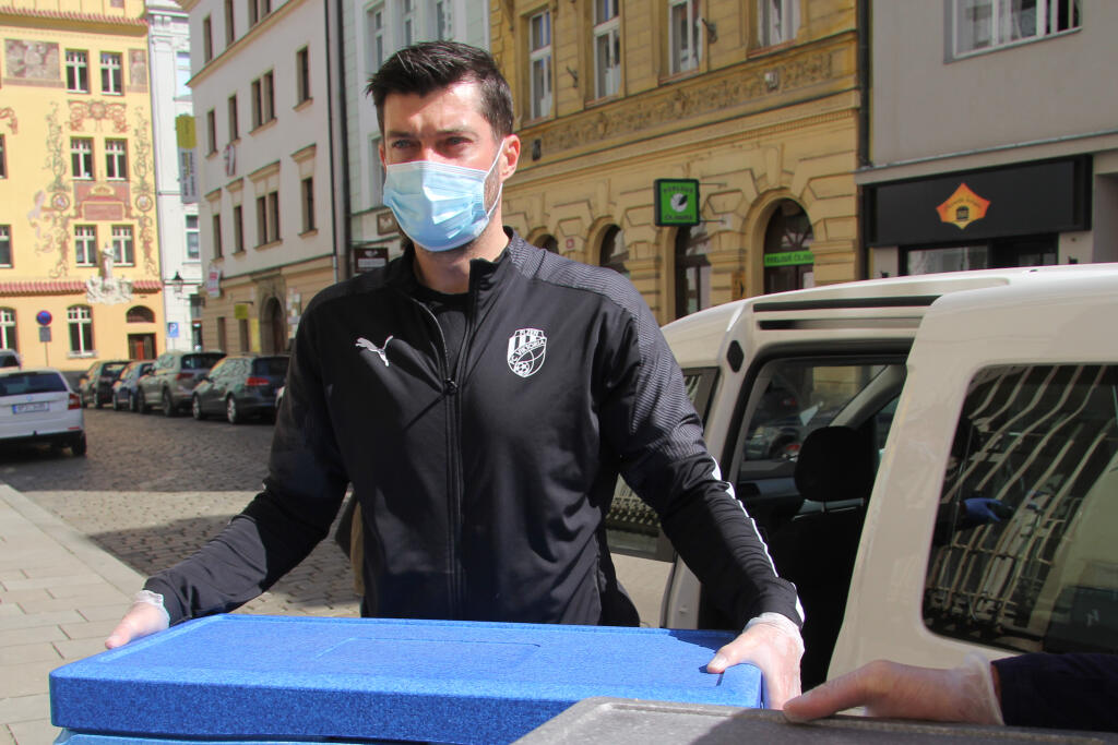 Do pomoci Viktorie Plzeň ľuďom v prvej línii sa zapojil aj bývalý reprezentačný gólman Matúš Kozáčik