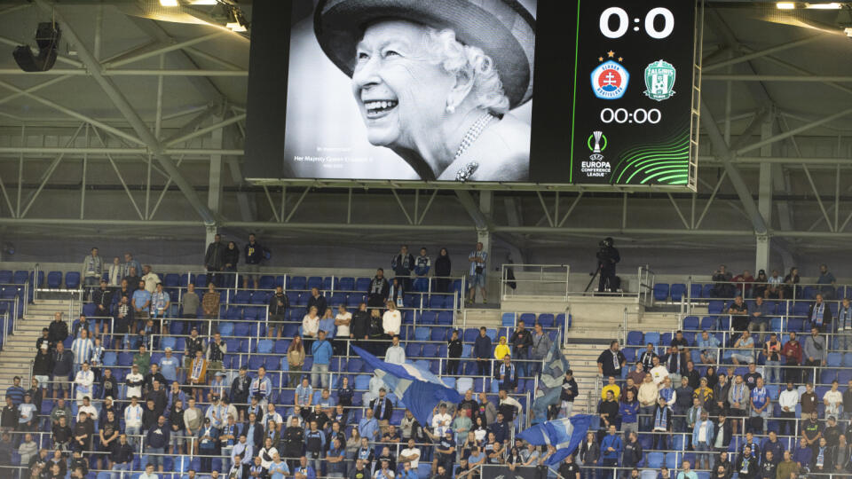 Na snímke minúta ticha na počesť zosnulej britskej kráľovnej Alžbety II. počas stretnutia H-skupiny Európskej konferenčnej ligy vo futbale ŠK Slovan Bratislava - FK Žalgiris Vilnius  8. septembra 2022 v Bratislave.