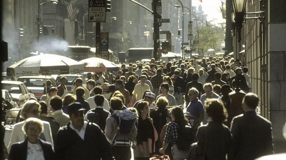 Záplava ľudí na 5th Avenue v New Yorku.