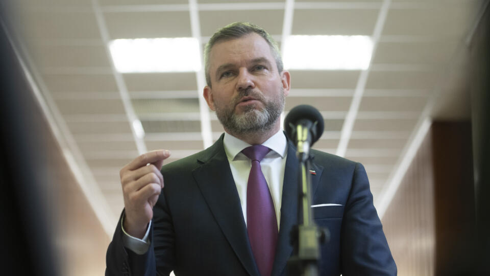 Na snímke vpravo predseda NR SR Peter Pellegrini (Hlas-SD) počas vyhlásenia po skončení 19. rokovania vlády SR v pondelok 26. februára 2024 v Bratislave. FOTO TASR - Martin Baumann