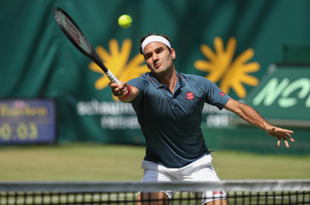 Švajčiarsky tenista Roger Federer počas osemfinále mužskej dvojhry proti Kanaďanovi Félixovi Augerovi-Aliassimeovi na turnaji ATP v nemeckom meste Halle 16. júna 2021.