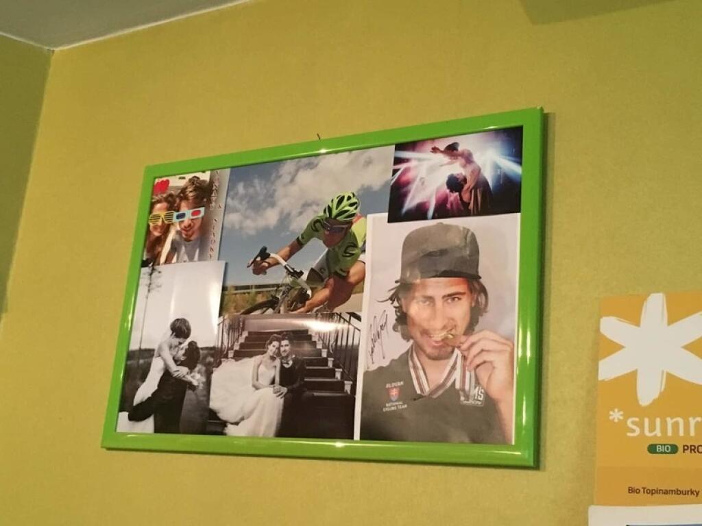. To, že jej stále zať, je úspešný sa príliš nechváli. V ich rodinnom penzióne v Dolnom Kubíne však viseli jeho plagáty.