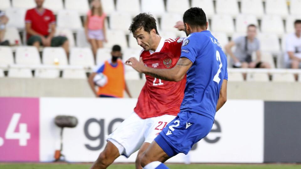 JB 70 Nikózia - Ruský hráč Aleksandr Jerochin (vľavo) bojuje o loptu s Cyperčanom Andreasom Karom v zápase H-skupiny Cyprus - Rusko kvalifikácie na MS 2022 vo futbale v Nikózii 4. septembra 2021. FOTO TASR/AP
Russia's Aleksandr Erokhin, left, and Cyprus' Andreas Karo challenge for the ball during the World Cup 2022 group H qualifying soccer match between Cyprus and Russia at GSP stadium in Nicosia, Cyprus, Saturday, Sept. 4, 2021.(AP Photo/Philippos Christou)