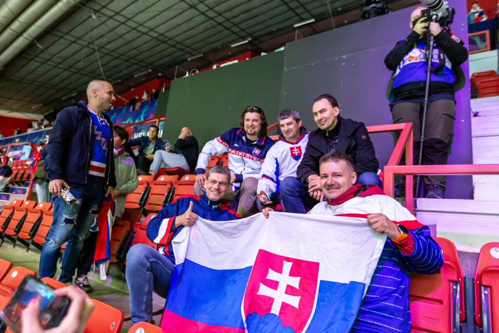 Na snímke sú slovenský fanúšikovia a Miroslav Šatan pred úvodným zápasom slovenskej hokejovej reprezentácie v ľadovom hokeji proti Francúzsku.