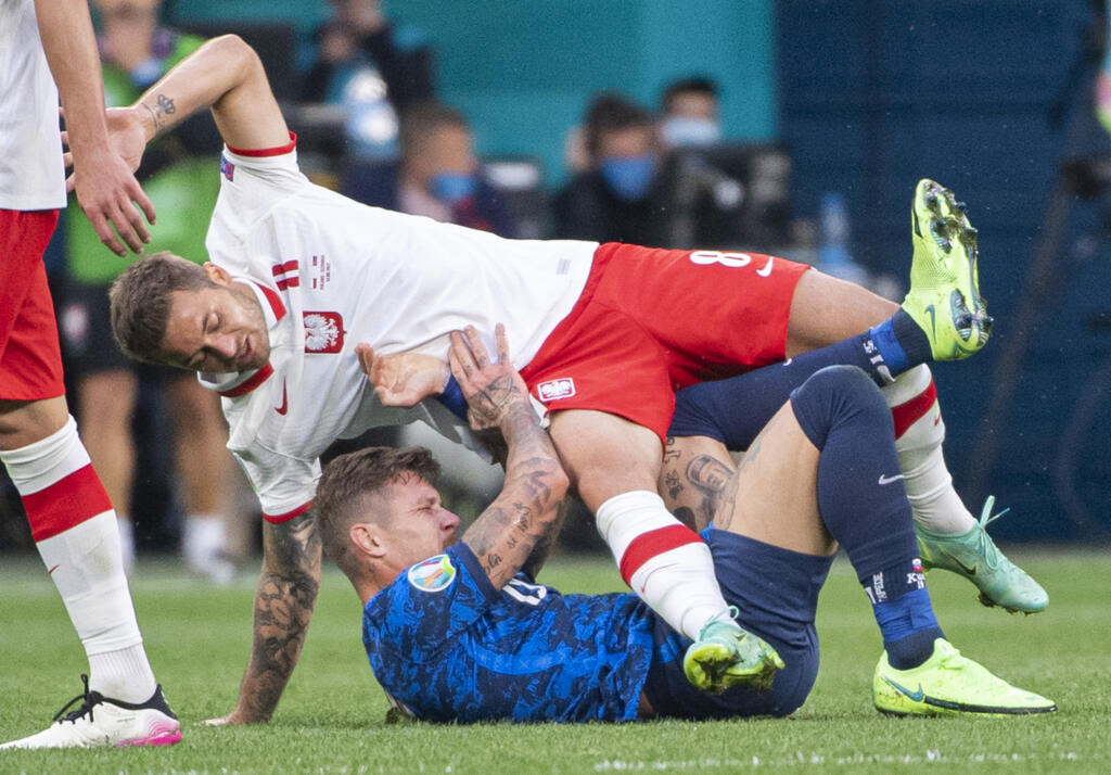 Na snímke dole Slovák Juraj Kucka a hore Poliak Karol Linetti v zápase E-skupiny na majstrovstvách Európy vo futbale Poľsko - Slovensko 14. júna 2021 v ruskom Petrohrade. FOTO TASR - Martin Baumann
