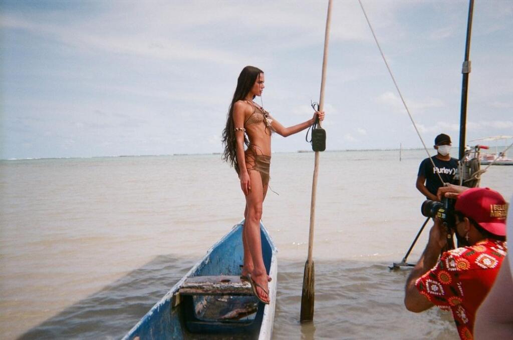 Bruna Marquezine sa rada predvádza v úspornom oblečení aj na sociálnych sieťach.