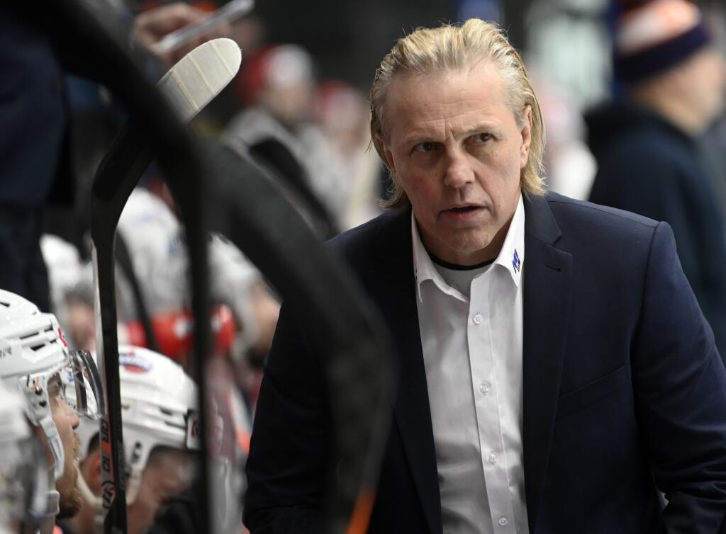 Na snímke tréner HC Dukla Ingema Michalovce Roman Stantien sleduje zo striedačky zápas 31. kola Tipos extraligy HK Dukla Ingema Michalovce – MhK 32 Liptovský Mikuláš v Michalovciach 20. januára 2023.