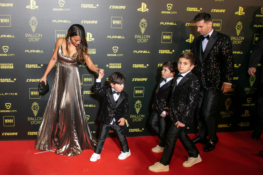 Lionel Messi obliekol synom to isté, čo mal na sebe on. Jeho manželka Antonela zažiarila na galavečere v zlatých šatách.