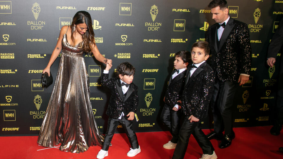 Lionel Messi obliekol synom to isté, čo mal na sebe on. Jeho manželka Antonela zažiarila na galavečere v zlatých šatách.
