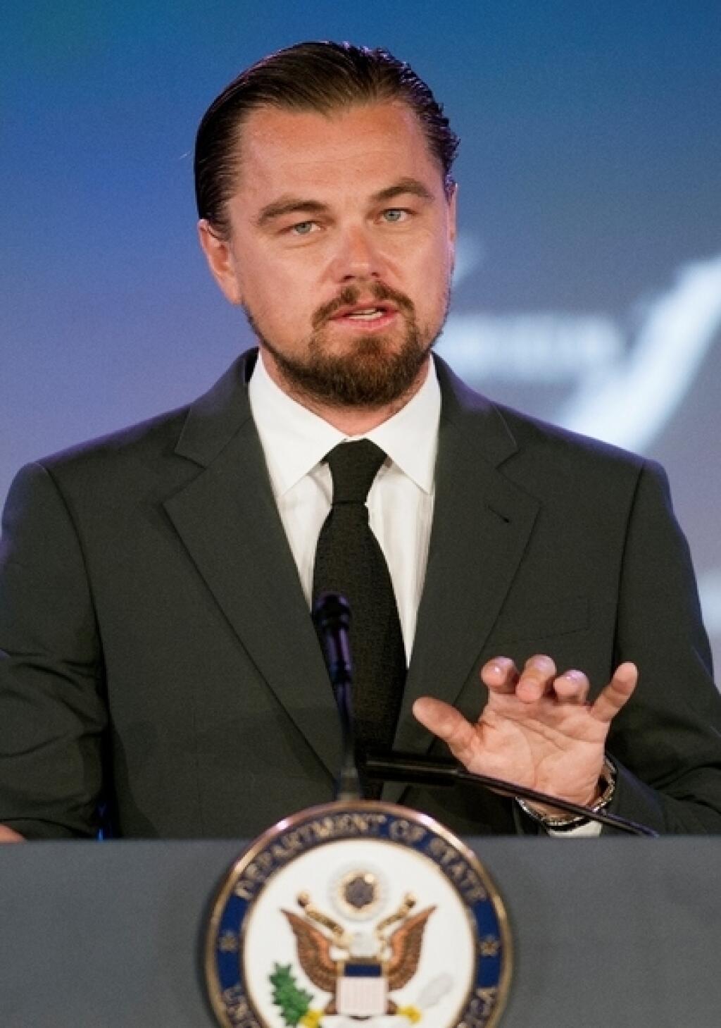 Ди каприо рука. Ди Каприо. Leonardo DICAPRIO 2022. Леонардо ДИКАПРИО руки. Ди Каприо ладонь.