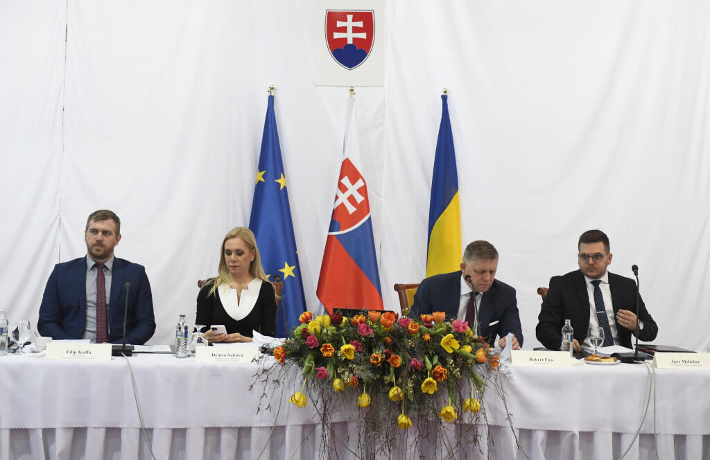 Na snímke zľava štátny tajomník ministerstva životného prostredia (MŽP) SR Filip Kuffa, podpredsedníčka vlády a ministerka hospodárstva SR Denisa Saková (Hlas-SD), predseda vlády SR Robert Fico (Smer-SD) a štátny tajomník Ministerstva obrany SR Igor Melicher počas výjazdového rokovania vlády SR na Základnú školu T. J. Moussona v Michalovciach 28. februára 2024. Predmetom výjazdového rokovania vlády Roberta Fica je aktuálna sociálna a ekonomická situáciu v okresoch Michalovce a Sobrance. FOTO TAS