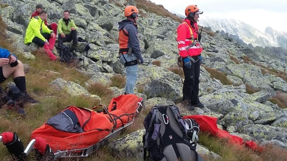 Záchranári počas vjazdu k turistovi, ktorý spadol na na Kriváni z 20-metrovej výšky.