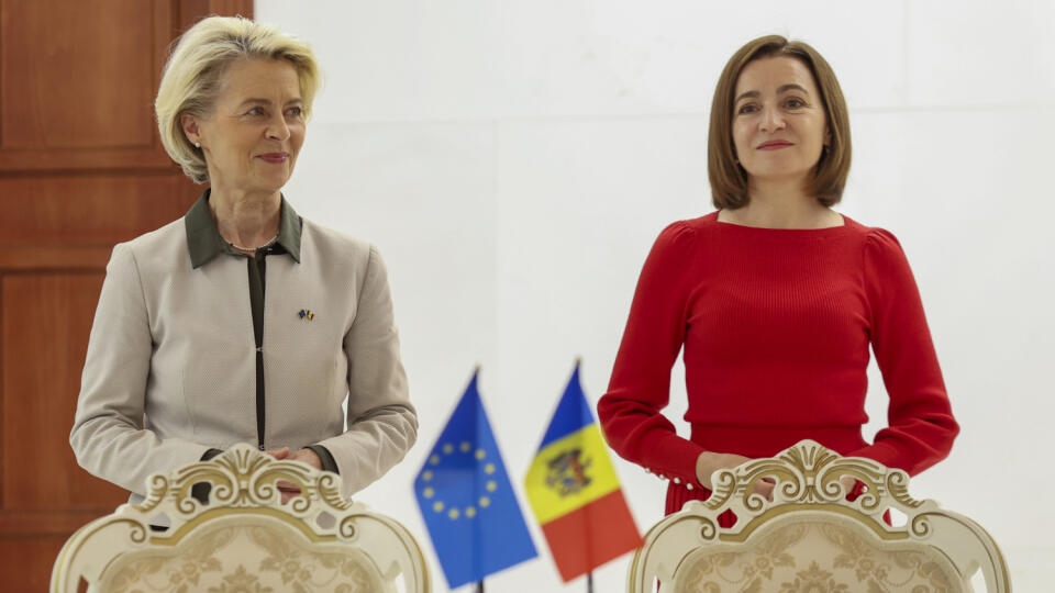 JB 2 Kišiňov - Na archívnej snímke z 12. októbra 2023 predsedníčka Európskej komisie Ursula von der Leyenová (vľavo) a moldavská prezidentka Maia Sanduová stoja počas ich stretnutia v Kišiňove. Ukrajinský prezident Volodymyr Zelenskyj v piatok 21. júna 2024 privítal rozhodnutie členských štátov Európskej únie začať prístupové rozhovory s Ukrajinou už na budúci týždeň. Rozhodnutie označil za splnenie európskeho sna pre celé generácie Ukrajincov. TASR o tom informuje podľa správy agentúry AFP. Min