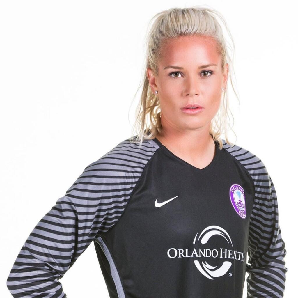 Ashlyn Harrisová a Ali Kriegerová sú spoluhráčka z amerického futbalového tímu, kde spolu nastupujú už 10 rokov a tak začala ich láska. Spoločne vybojovali tento rok titul majsteriek sveta. Predtým sa však v marci zasnúbili a tento rok dokonca plánujú svadbu.