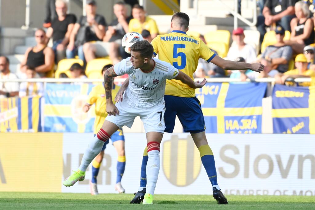 Na snímke zľava hráč Trnavy Milan Ristovski a hráč DAC-u Ahmet Muhamedbegovič počas zápasu 9. kola Fortuna ligy medzi FC DAC Dunajská Streda a FC Spartak Trnava. V Dunajskej Strede, dňa 26. septembra 2021. FOTO TASR - Lukáš Grinaj