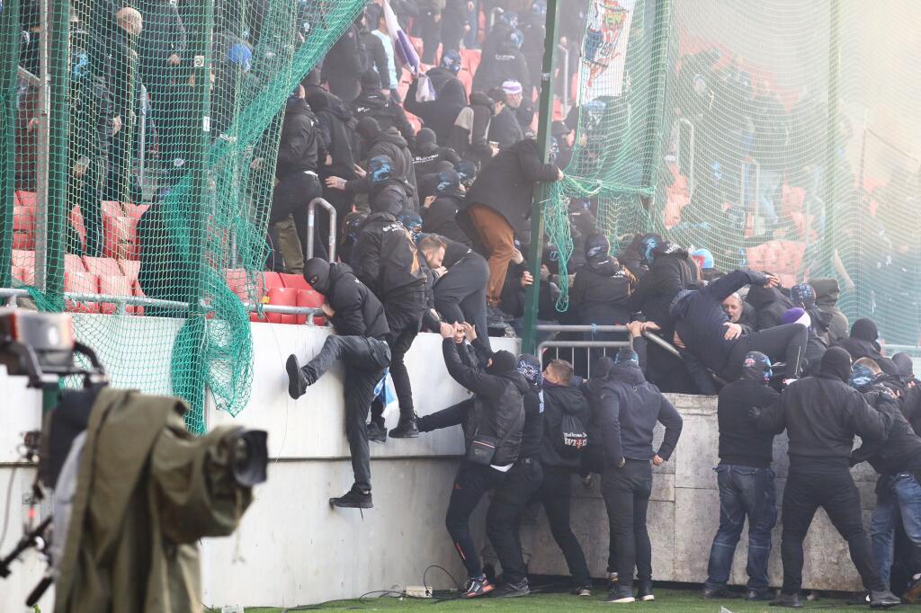 Derby Trnavy so Slovanom predčasne ukončili po tom, ako ihrisko zaplavili chuligáni, ktorí sa bili hlava-nehlava.