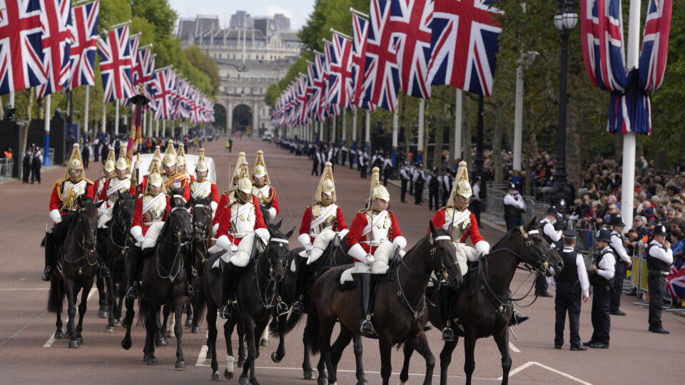 Príslušníci jazdeckého elitného regimentu Household Cavalry jazdia po ceste pred slávnostnou procesiou s prevozom rakvy s telesnými pozostatkami zosnulej britskej kráľovnej Alžbety II. z Buckinghamského paláca do Westminsterského paláca v Londýne 14. septembra 2022. Alžbetina rakva bude od stredy na štyri dni vystavená so štátnymi poctami vo Westminster Hall, najstaršej časti Westminsterského paláca. Pohreb sa uskutoční 19. septembra.