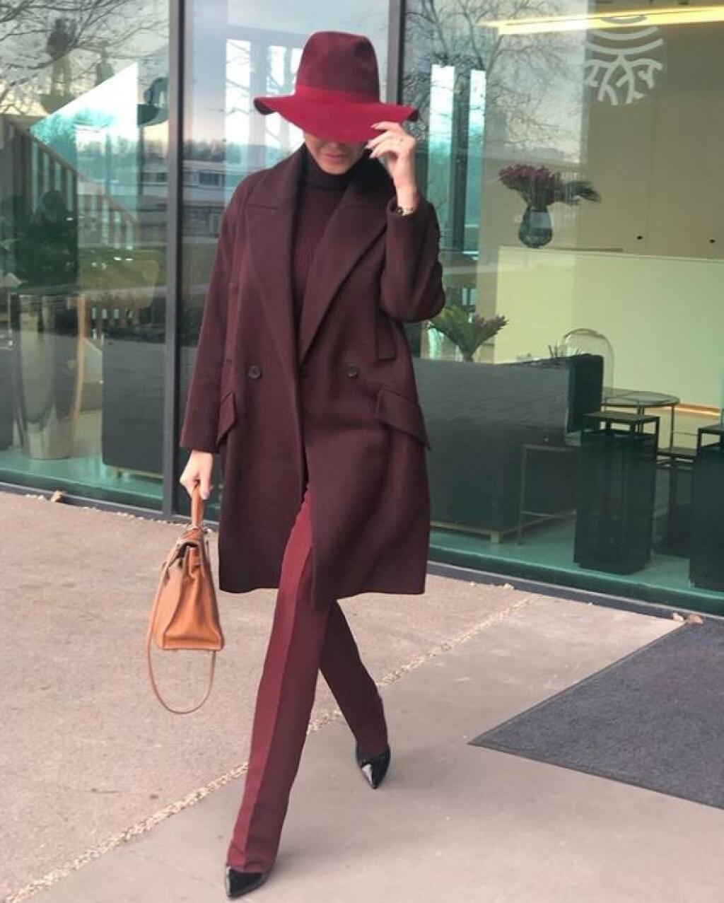 Alena Pallová razí nový módny trend. Svoje hriešne drahé outfity ladí do jedného odtieňu.