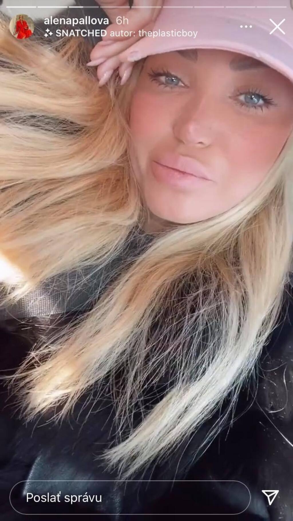 Alena Pallová mala netradične na hlave šiltovku.