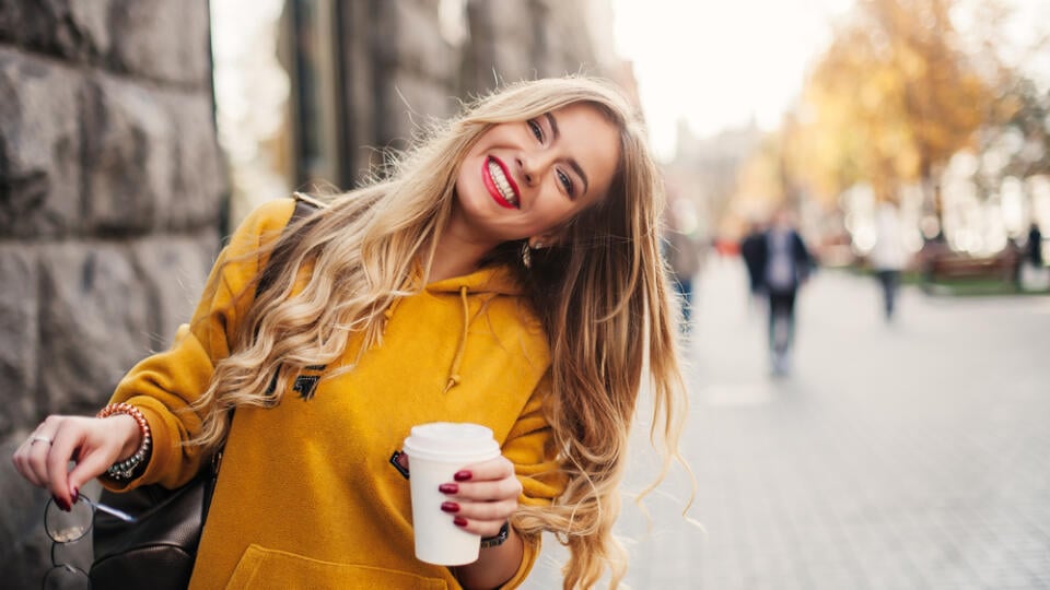 Ako informuje Healthline, štúdie ukázali, že kofeín v káve môže zvýšiť metabolizmus o 3–11%. Rovnako ako zelený čaj podporuje spaľovanie tukov. Zdá sa však, že väčší efekt kávy sa odrazí už u aj tak štíhlych ľudí. V jednej štúdii káva zvýšila spaľovanie tukov o 29% u štíhlych žien, ale iba o 10% u obéznych.