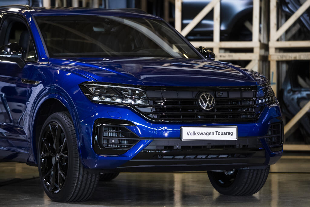Na snímke Volkswagen Touareg, jeden z vyrábaných modelov áut v závode v bratislavskej Devínskej Novej Vsi počas výročnej tlačovej konferencie spoločnosti Volkswagen Slovakia k 30 rokom pôsobenia na Slovensku vo štvrtok 22. apríla 2021. FOTO TASR - Jaroslav Novák