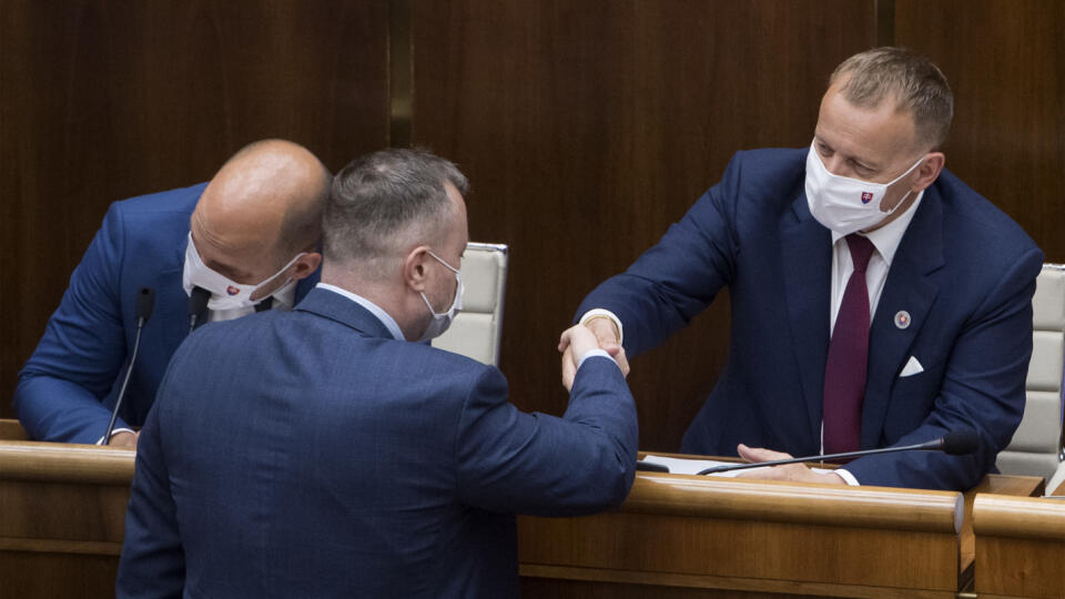 V tajnom hlasovaní neodvolali predsedu NR SR Borisa Kollára. Na snímke sprava predseda parlamentu SR Boris Kollár, gratuluje mu minister práce, sociálnych vecí a rodiny SR Milan Krajniak (obaja SME RODINA) a vľavo podpredseda parlamentu Gábor Grendel (OĽaNO) počas 9. schôdze NR SR 7. júla 2020 v Bratislave. FOTO TASR - Martin Baumann