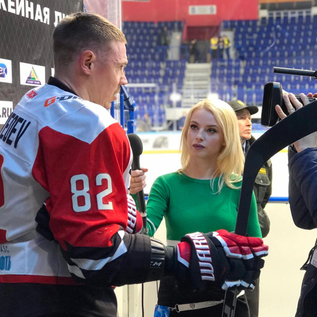 Bývalá roztlieskavačka klubu Ufa dnes spovedá hokejistov s mikrofónom v ruke.