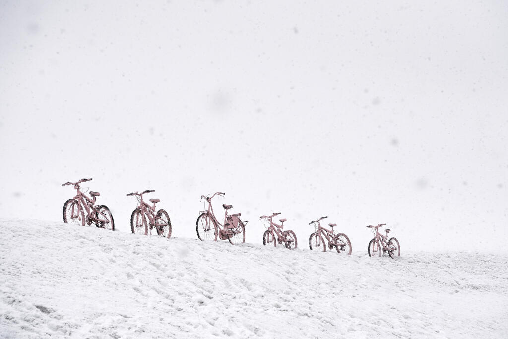 Sneh padá na ružové bicykle na trati v horskom priesmyku Giau v Dolomitoch počas 16. etapy cyklistických pretekov Giro d'Italia,