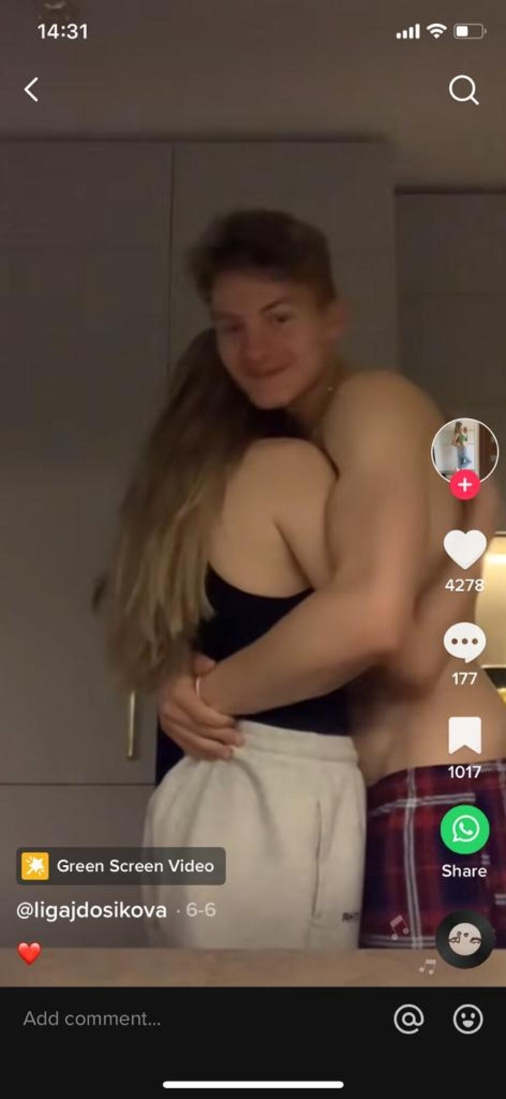 Adam Sýkora a jeho priateľka Linda zverejnili viaceré pikantné zábery.