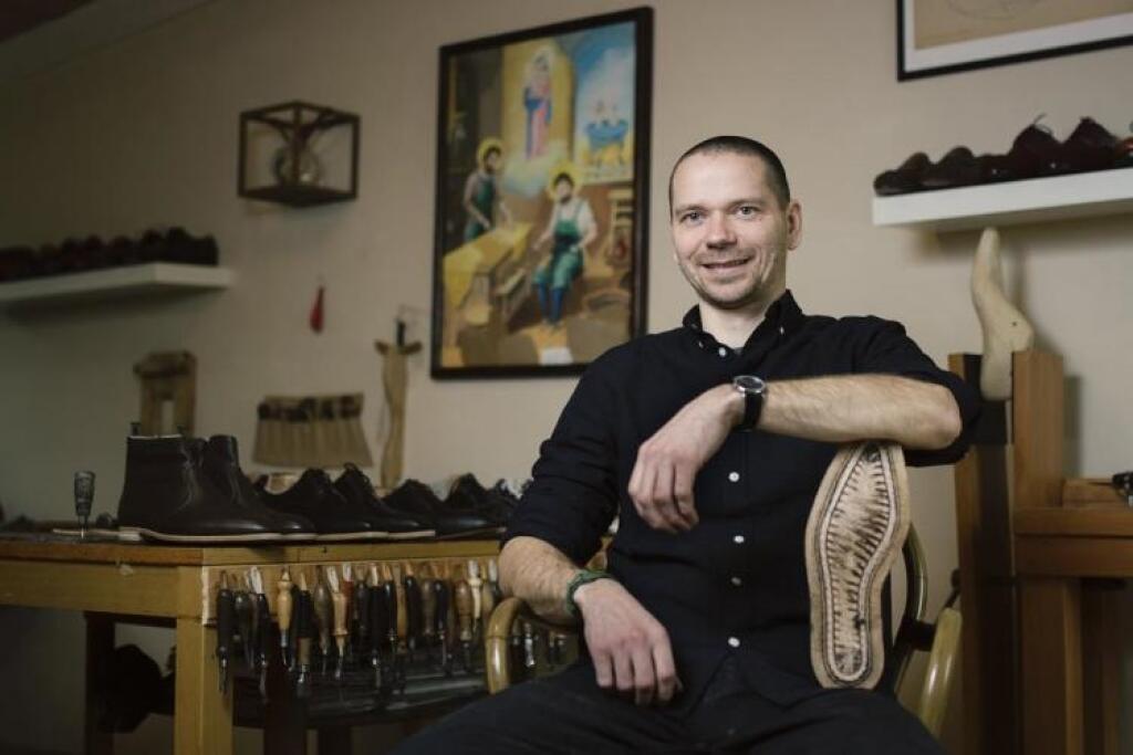 Ručné šitie na mieru napriek vyšším cenám nepotrebuje veľký marketing