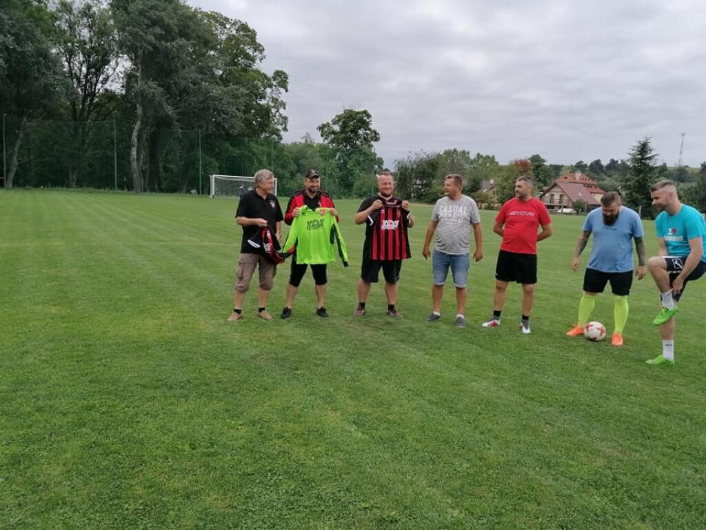Dresy futbalistom Vlkovej odovzdali fanúšikovia Spartaka z Trnavy.